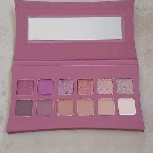 Vegan Eyeshadow Palette - Picture 1 of 3
